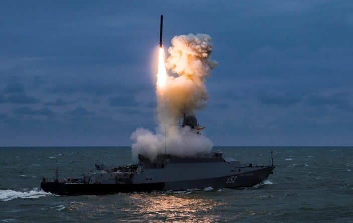 დაზიანებული მაღალსართულიანი შენობები და აფეთქებები რეგიონებში – მორიგი რუსული თავდასხმის შედეგები უკრაინაში