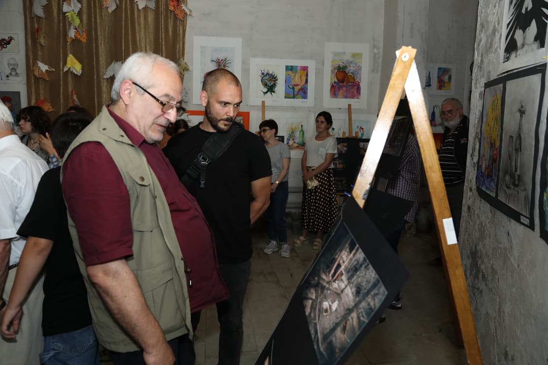 წყალტუბოს სამხატვრო სკოლაში ოტია იოსელიანის სახელობის საკვირაო სკოლის მოსწავლეების ფოტოგამოფენა მოეწყო