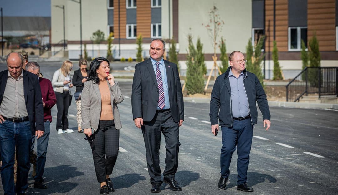 საპარლამენტო უმრავლესობის წევრებმა “ჯარის ქალაქი” დაათვალიერეს