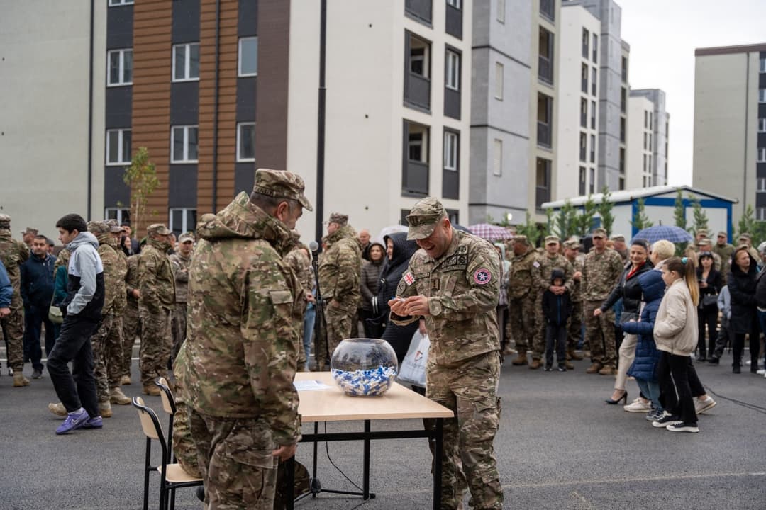 სამხედრო მოსამსახურეებზე ბინების განაწილების პროცესი გრძელდება