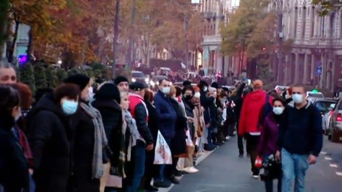 მოქალაქეებმა რესპუბლიკის მოედნიდან თავისუფლების მოედნამდე ცოცხალი ჯაჭვი შეკრეს
