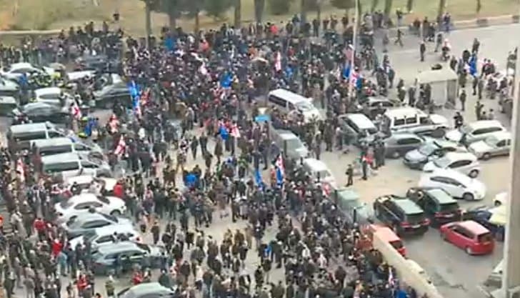 Police use pepper spray to disperse opposition activists rallying at court