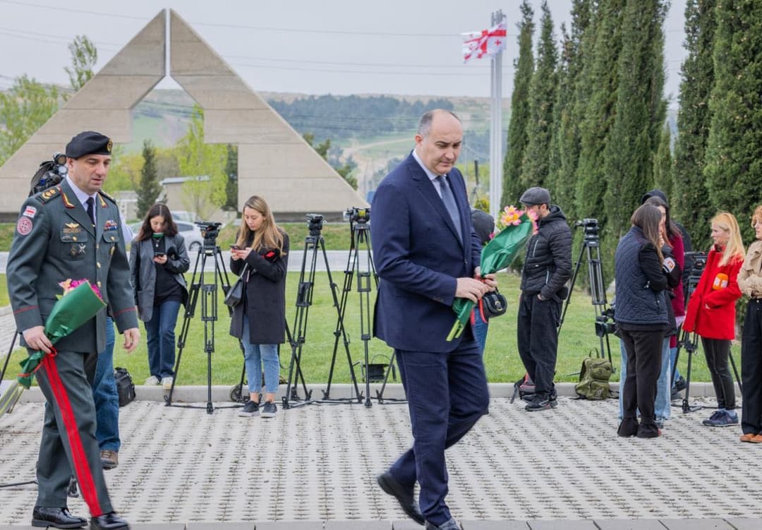 ჯუანშერ ბურჭულაძემ დაღუპული გმირების ხსოვნას პატივი მიაგო