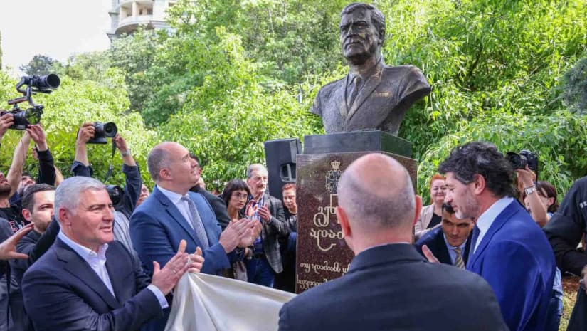 თავდაცვის მინისტრმა საქართველოს ეროვნული გმირის გენო ადამიას ბიუსტის გახსნაში მიიღო მონაწილეობა