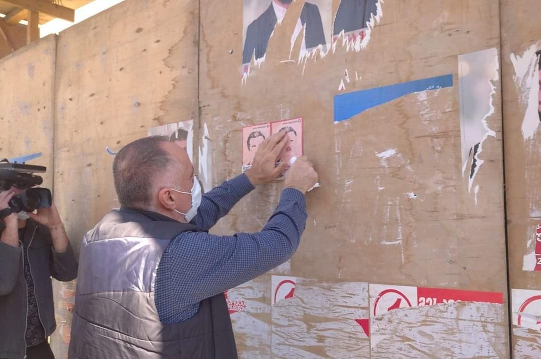 “ევროპული საქართველოს” ლიდერებმა ქუთაისში ბიძინა ივანიშვილის გამოსახულებიანი პოსტერები გააკრეს