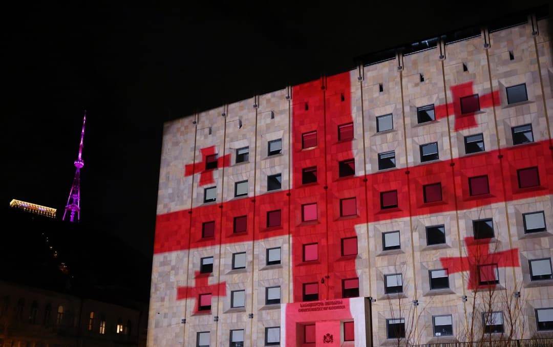 მთავრობის ადმინისტრაციის შენობაზე საქართველოს დროშის ვიზუალური ინსტალაცია მოეწყო