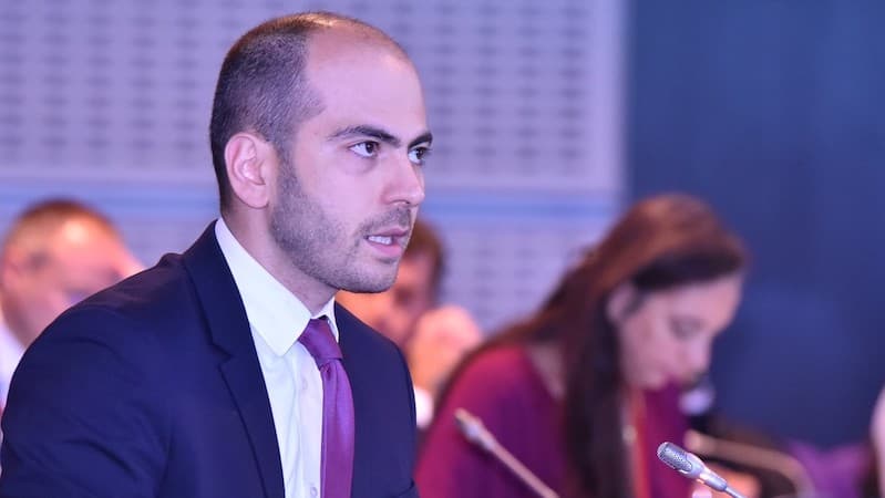 გიორგი კანდელაკს რუსთაველის გამზირზე რუსული სიმღერის გამორთვის გამო ფიზიკურად გაუსწორდნენ