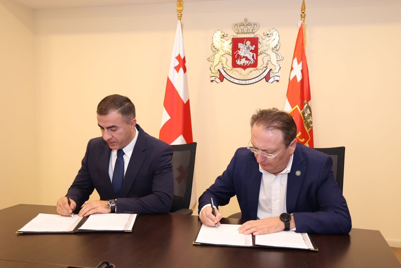 Frontnews image description