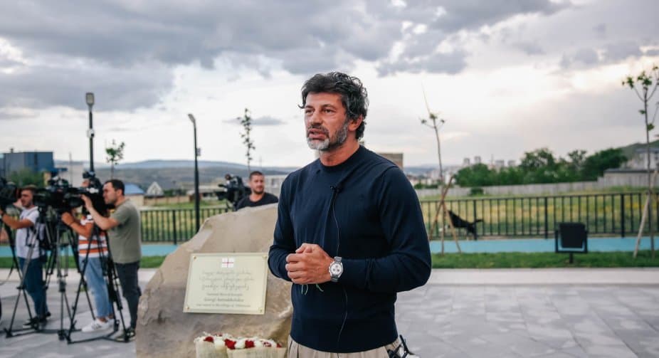 კახა კალაძე “ტვ პირველის” ჟურნალისტს – მიკროფონი ხელში რომ გიჭირავთ, არ ნიშნავს იმას, რომ ადამიანებს თავზე გადაუაროთ, ამის შესაძლებლობას არ მოგცემთ