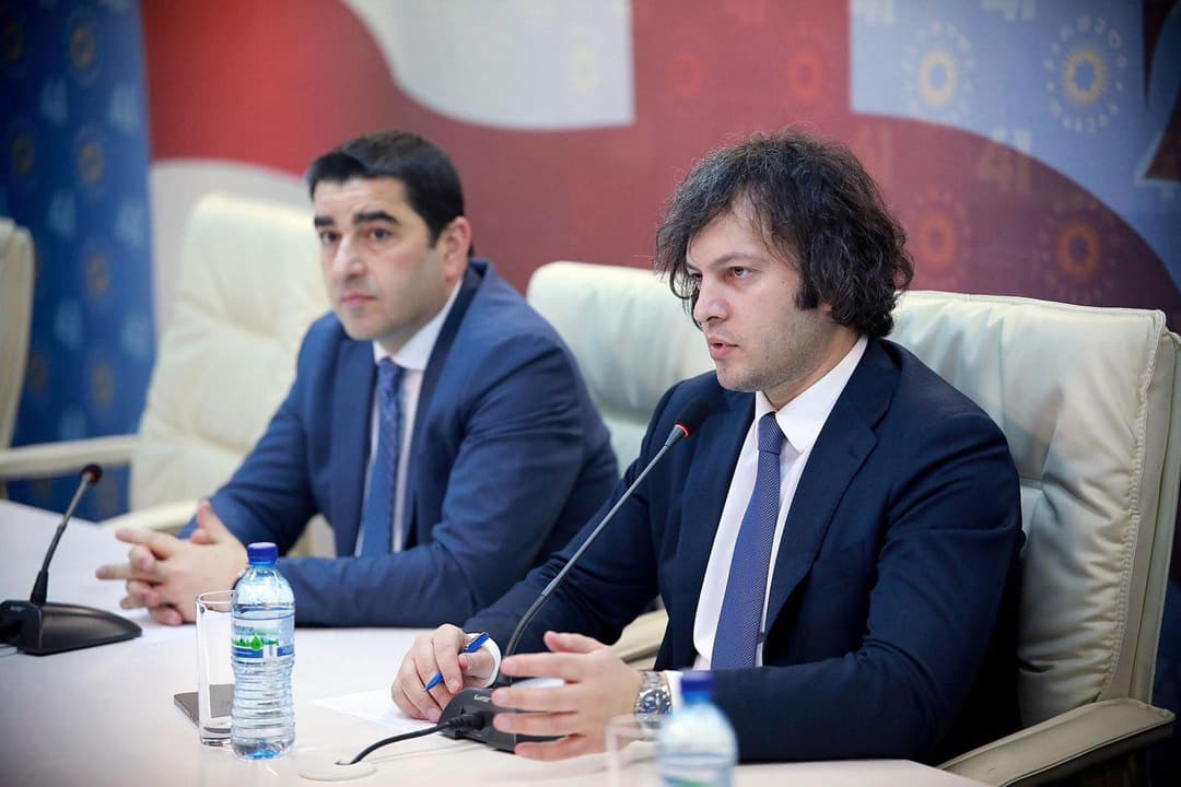 “ქართული ოცნების“ ცენტრალურ ოფისში საპარლამენტო უმრავლესობის სხდომა გაიმართა