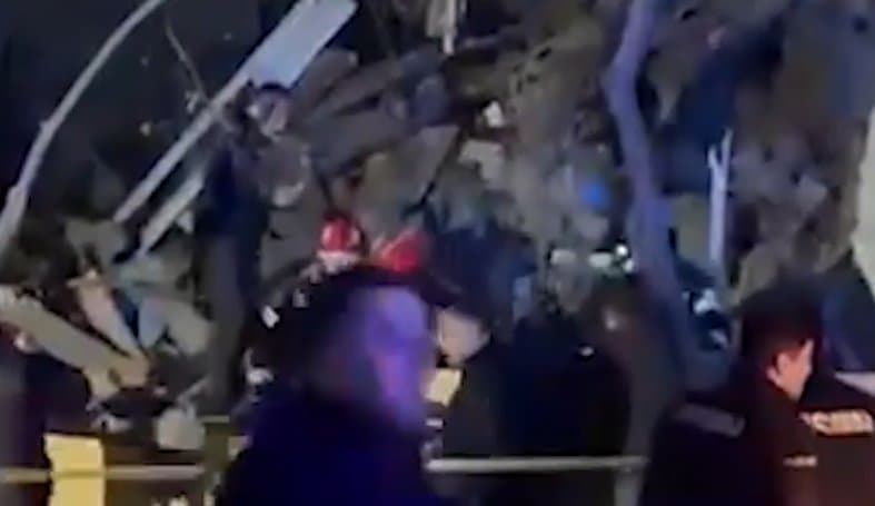 რუსთავში საცხოვრებელი კორპუსის ნაწილი ჩამოინგრა