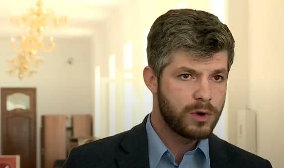 ირაკლი კუპრაძე – ნაწილი ადამიანების არის, რომლებიც მანქანაზე ხსნიან “Z“-სტიკერს და შემდეგ რომ გადმოდიან, ისევ აკრავენ თავხედურად