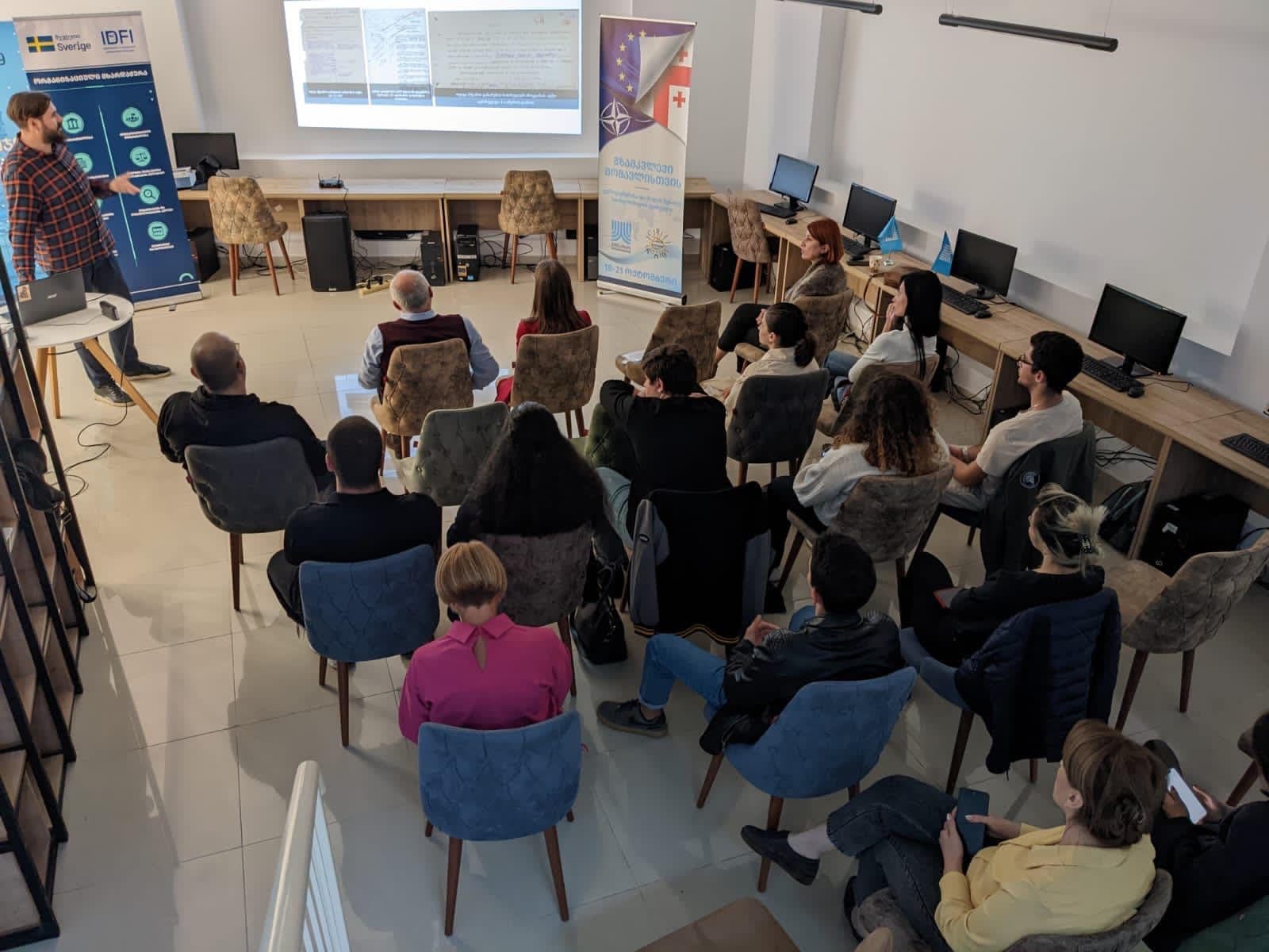 Frontnews image description