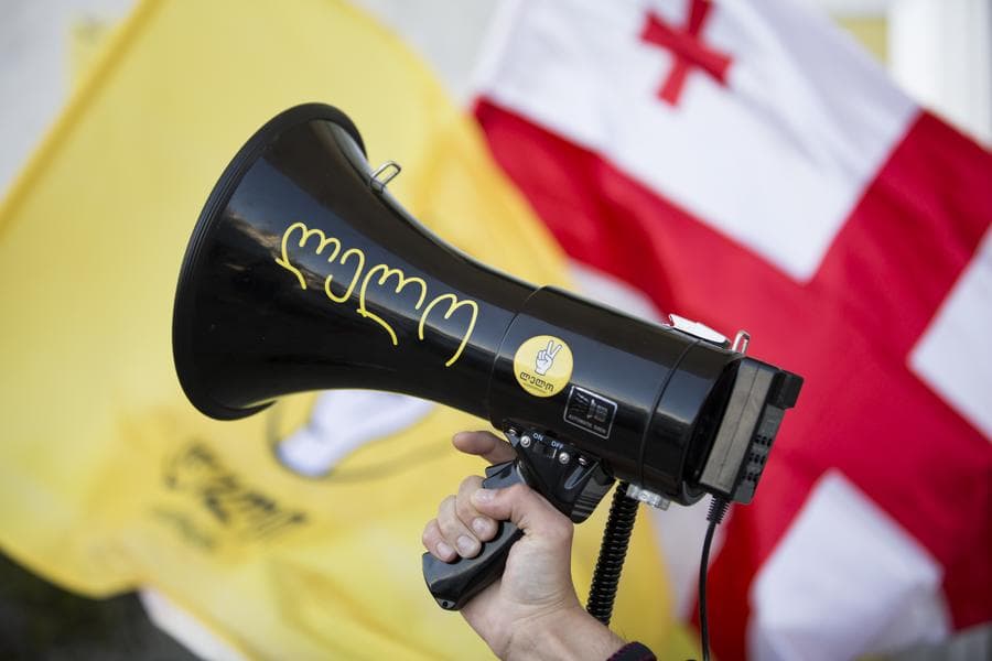 პარლამენტთან “ლელოს” წევრები დააკავეს