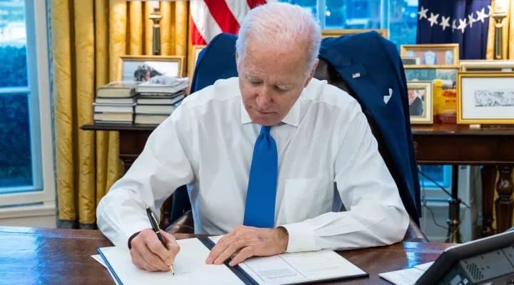 ჯო ბაიდენმა უკრაინისთვის ე.წ. ლენდ-ლიზის შესახებ კანონს ხელი მოაწერა