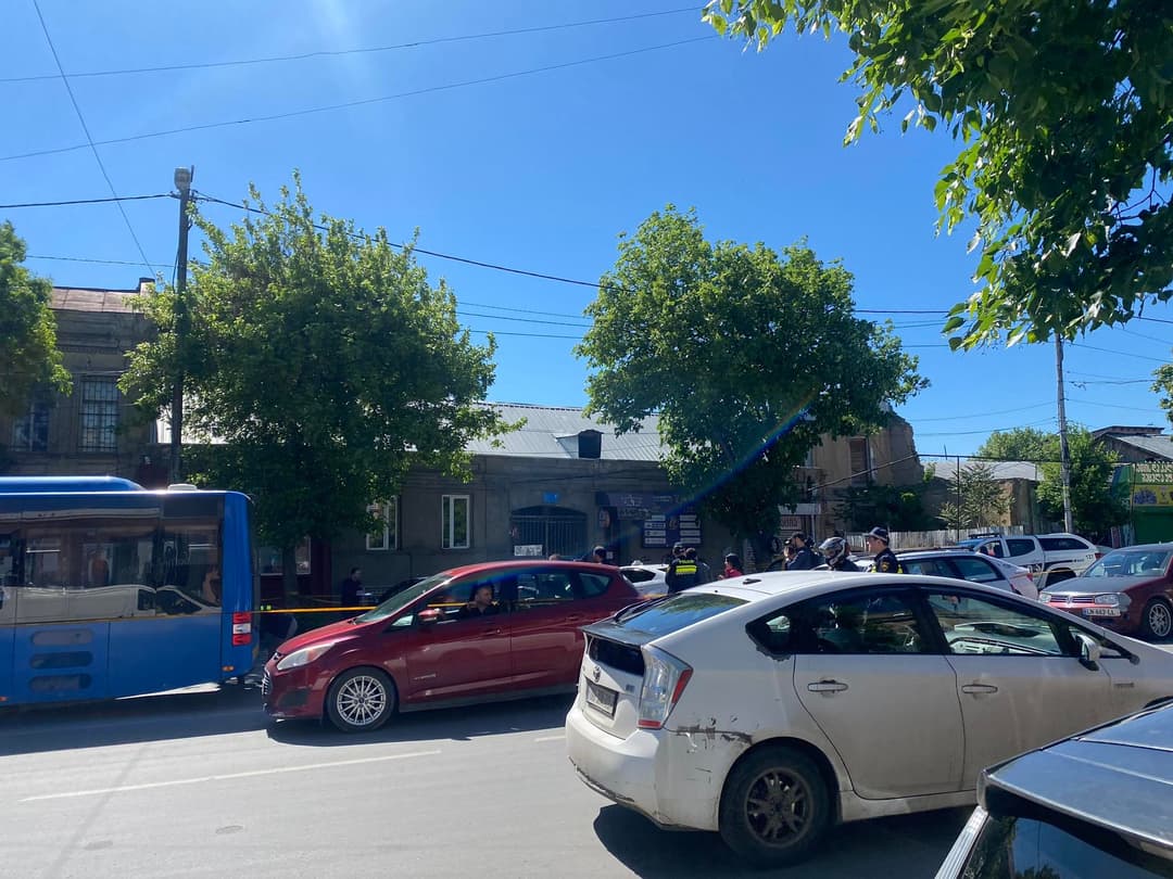 თბილისში ცეცხლსასროლი იარაღიდან მამაკაცი დაჭრეს