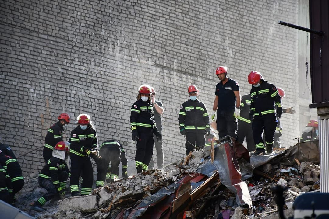 მაშველებმა ნანგრევებიდან გარდაცვლილი დედა-შვილის ცხედრები ამოიყვანეს