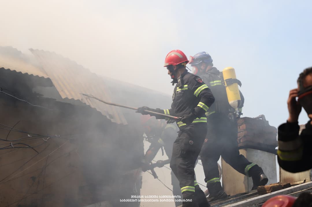 მეხანძრე-მაშველებმა თაბუკაშვილის ქუჩაზე საცხოვრებელ სახლში გაჩენილი ხანძარი ჩააქრეს