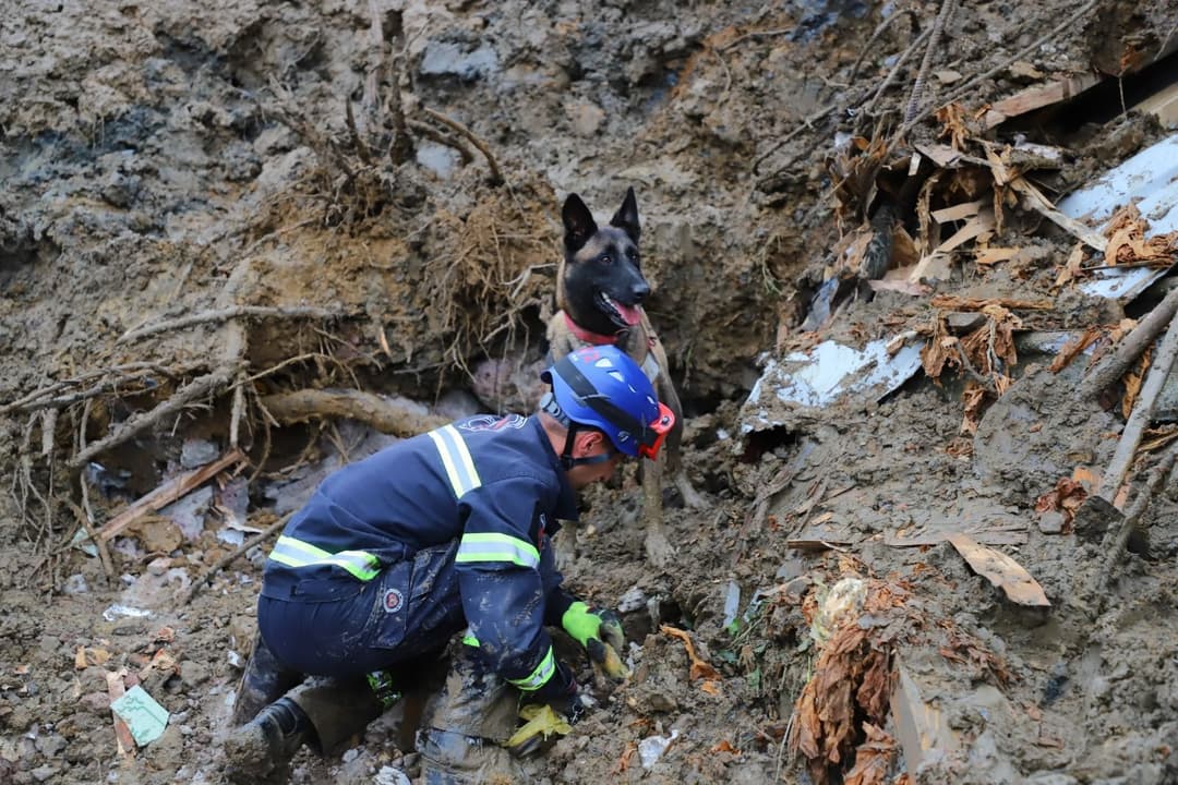 სტიქიის ზონაში სამაშველო ღონისძიებები მთელი ღამის განმავლობაში გაგრძელდება