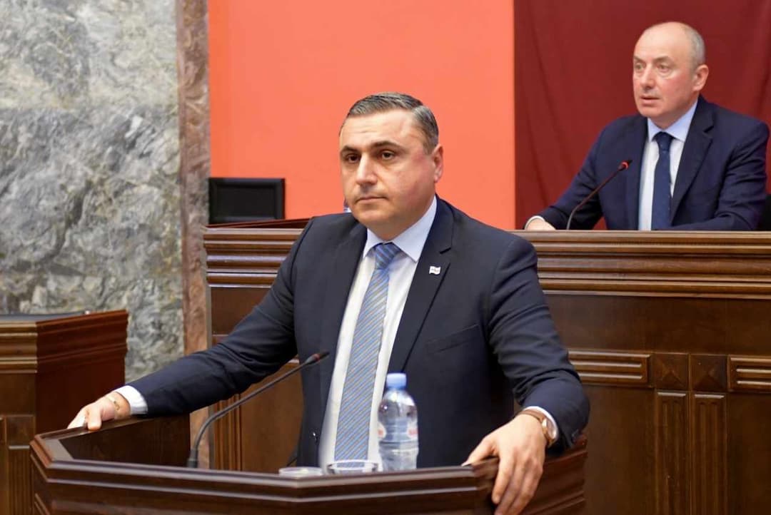 პარლამენტში იურიდიული პირების მიერ პარტიების დაფინანსების აკრძალვასთან დაკავშირებული ცვლილებების განხილვა დაიწყო