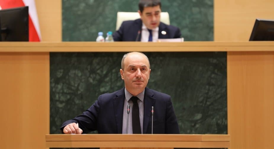 გურამ მაჭარაშვილი – სახეზეა სიმულაციები, ექიმებს აგინებს, ბოთლებს ესვრის, ალკოჰოლს მიირთმევს, სიგარეტსაც ეწევა