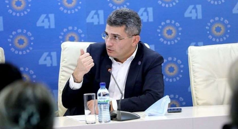 მამუკა მდინარაძე – რომელია სახელმძღვანელოში არასწორი, ეს ადამიანი არ იყო და არ არის მეცენატი?! არ იყო და არ არის ქველმოქმედი?!