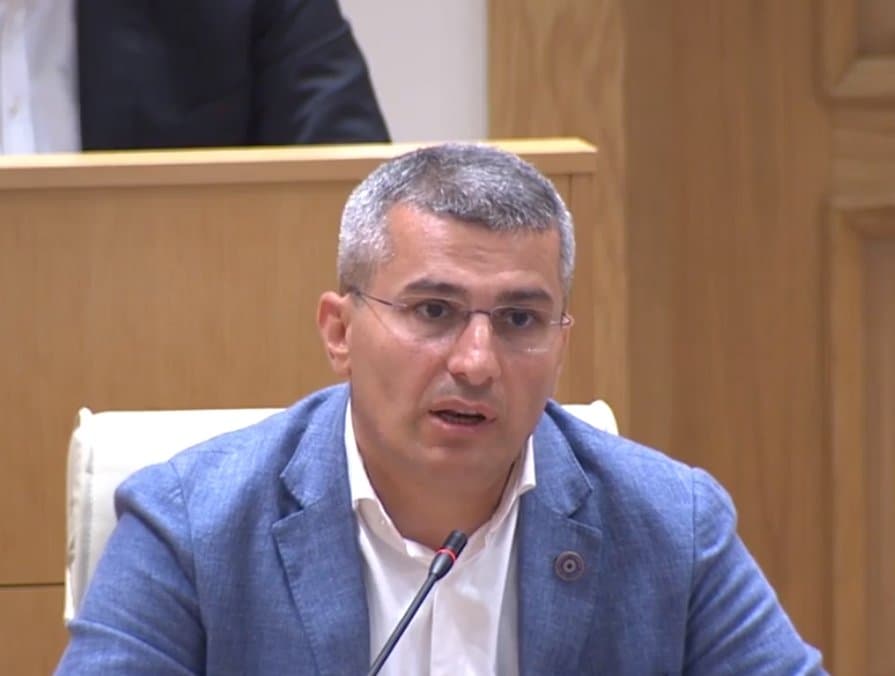 მამუკა მდინარაძე – ხომ დადასტურდა? ჩარტერები მაშინ ყოფილა უკანონო, მაგრამ ამ შემთხვევაში განსხვავება ის არის, რომ ოჯახის მიერ არის გადახდილი ეს თანხები