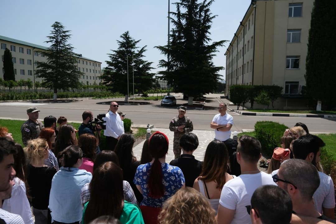 მე-4 ქვეით ბრიგადაში კავკასიის უნივერსიტეტის სტუდენტებისათვის ღია კარის დღე გაიმართა