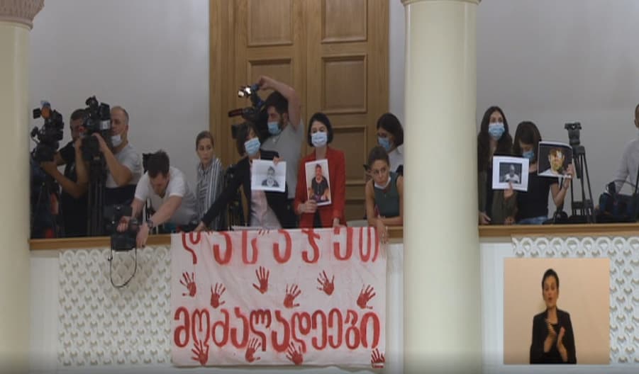 მედიის წარმომადგენლებმა პლენარულ სხდომაზე ბანერი გადმოფინეს, წარწერით “დასაჯეთ მოძალადეები“