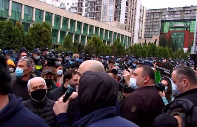 ნიკა მელია – წერა-კითხვის უცოდინარო ლილუაშვილო, ღარიბაშვილო და კობახიძევ, ახლა რატომ ვერ ბედავთ ამ ადამიანების დაკავებას?