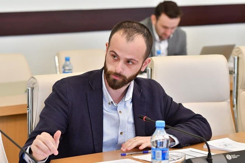 ვახუშტი მენაბდე – უმრავლესობამ საკუთარი ხელით უნდა ჩააგდოს კანონი და “ხალხის ძალამ” საკუთარი ხელმოწერებით უარი თქვას მასზე!