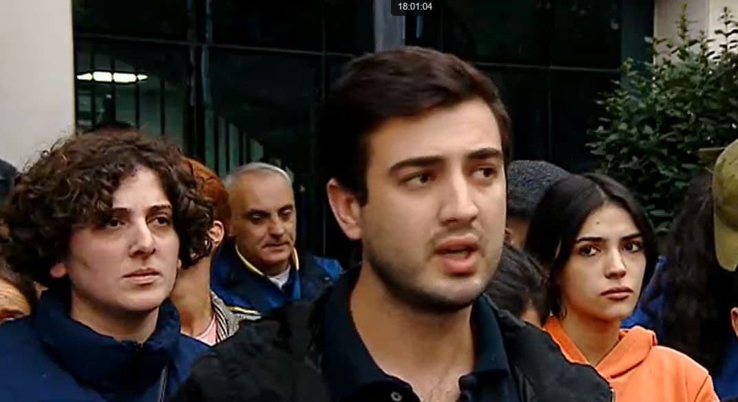 “კალაძე თუ ვერ ხედავს თავის ბრალეულობას, აუცილებლად დავანახებთ” – ორშაბათიდან თბილისის მერიასთან აქციები გაიმართება