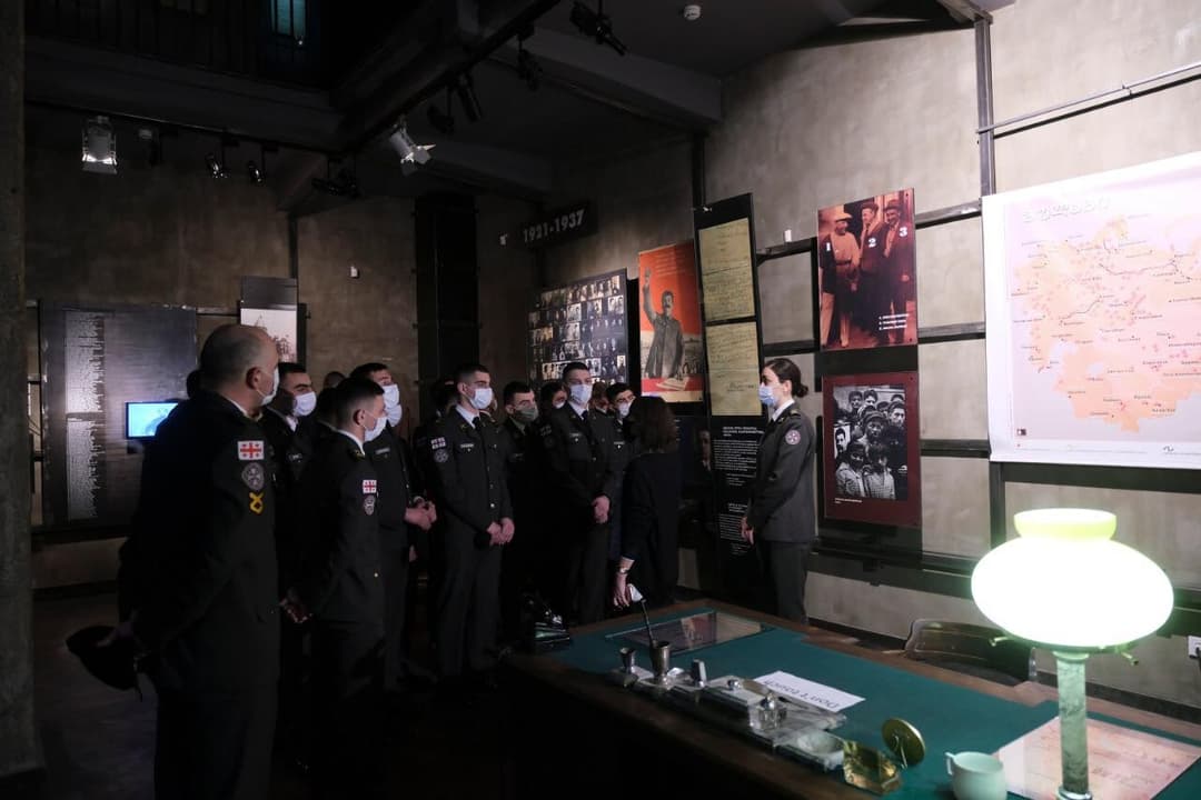 სამხედრო მოსამსახურეები და იუნკერები ოკუპაციის მუზეუმს ესტუმრნენ