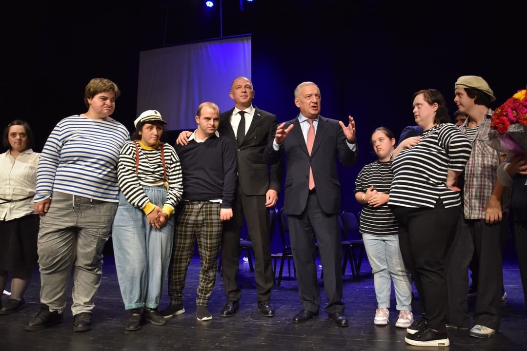 ლევან მგალობლიშვილი სოხუმის სახელმწიფო დრამატულ თეატრში “აზდაკის ბაღის” – ინტეგრირებული თეატრის სეზონის გახსნას დაესწრო