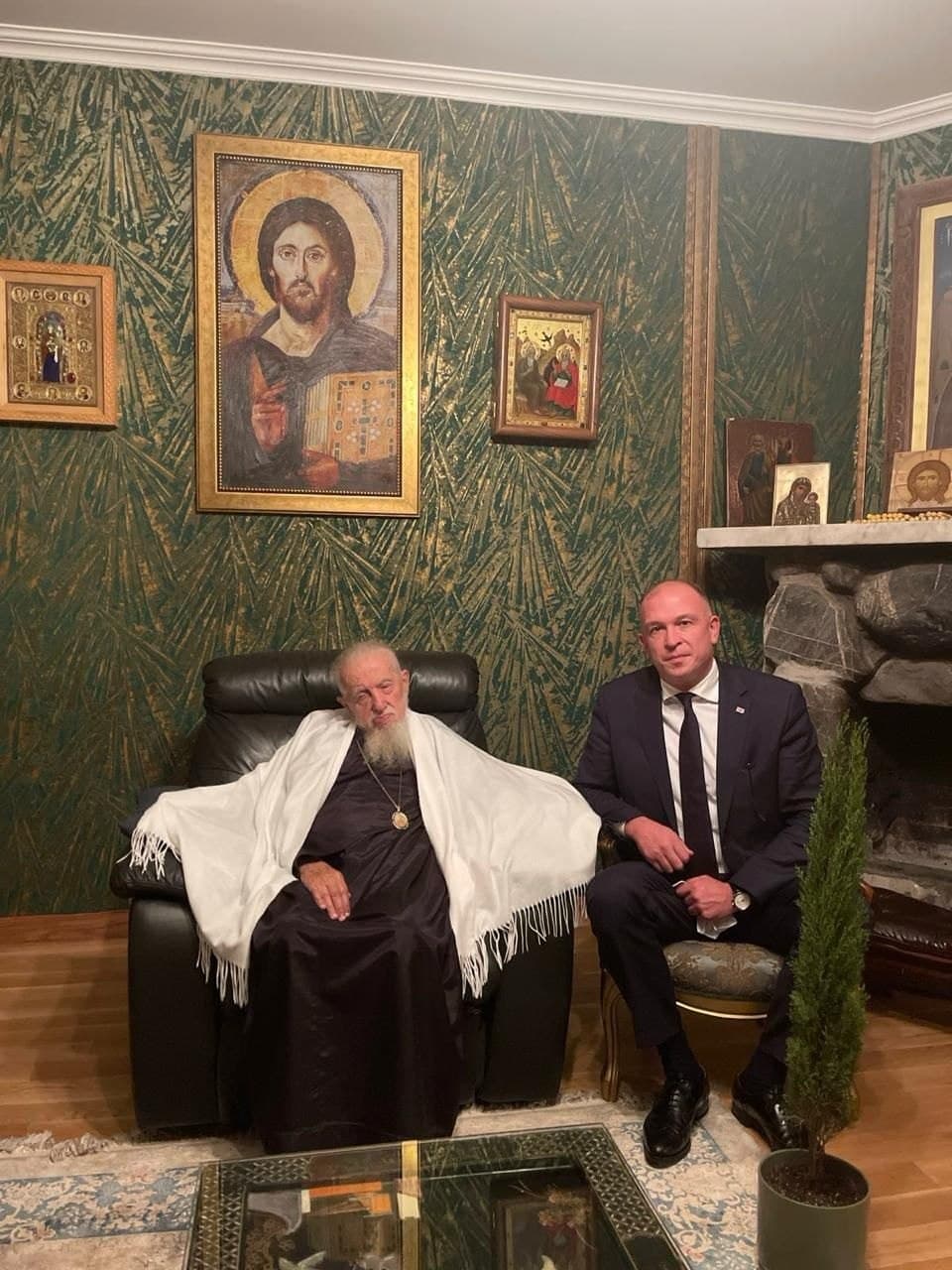 აფხაზეთის მთავრობის თავმჯდომარე კათოლიკოს-პატრიარქს შეხვდა