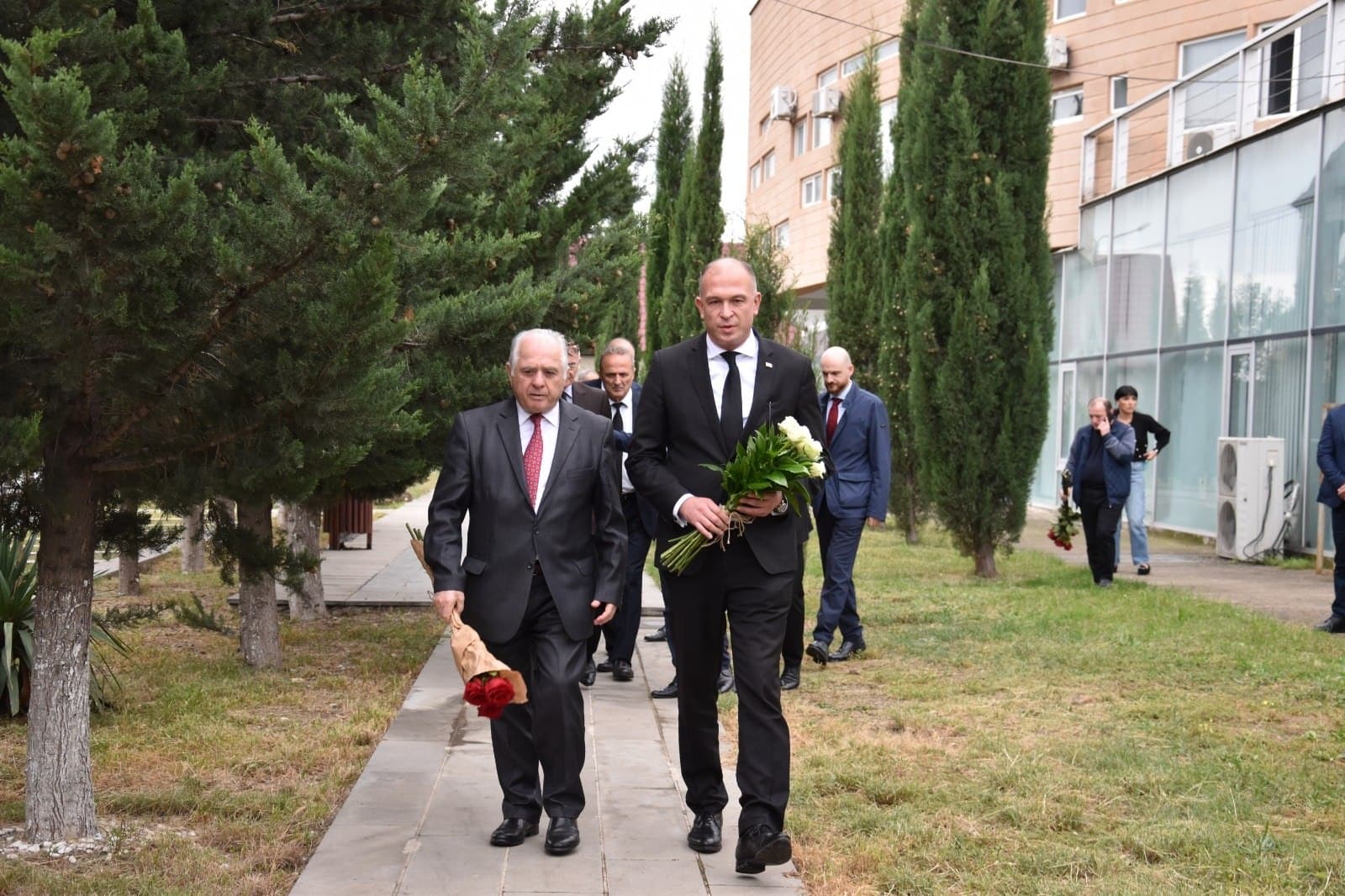 Frontnews image description