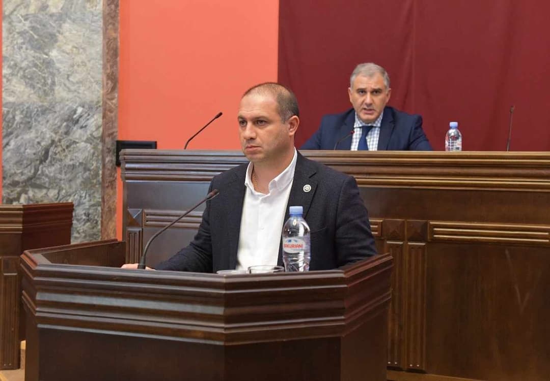 პარლამენტი “შეკრებებისა და მანიფესტაციების” შესახებ კანონში დაგეგმილ ცვლილებებს დაჩქარებული წესით განიხილავს