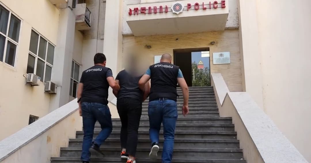 დედის მკვლელობის ბრალდებით 17 წლის ბიჭი და მისი მეგობარი დააკავეს