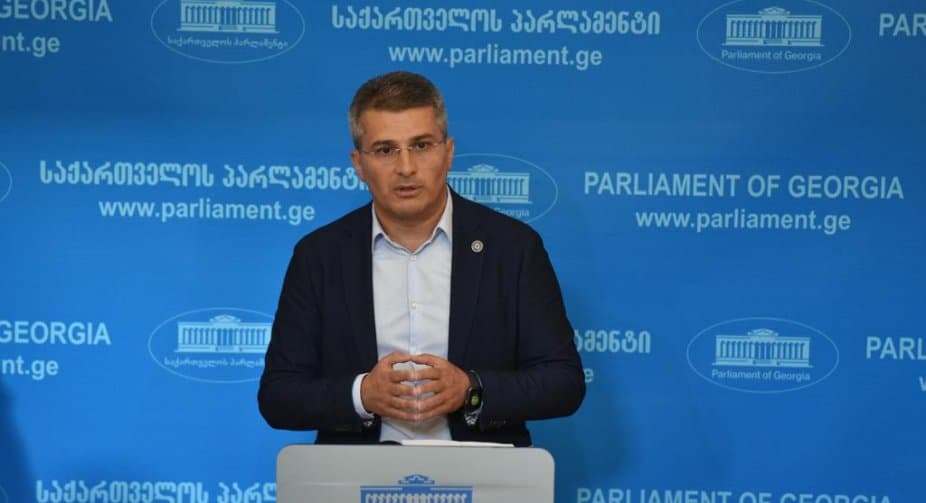 მამუკა მდინარაძე – “ნაცმოძრაობას“ დავალება აქვს, რაც შეიძლება ბევრჯერ გაიმეოროს სიტყვა “რუსული“ და „კლანი“, რომ ქვეცნობიერში გაჯდეს და მიეწებოს საქართველოს, მის ხელისუფლებას