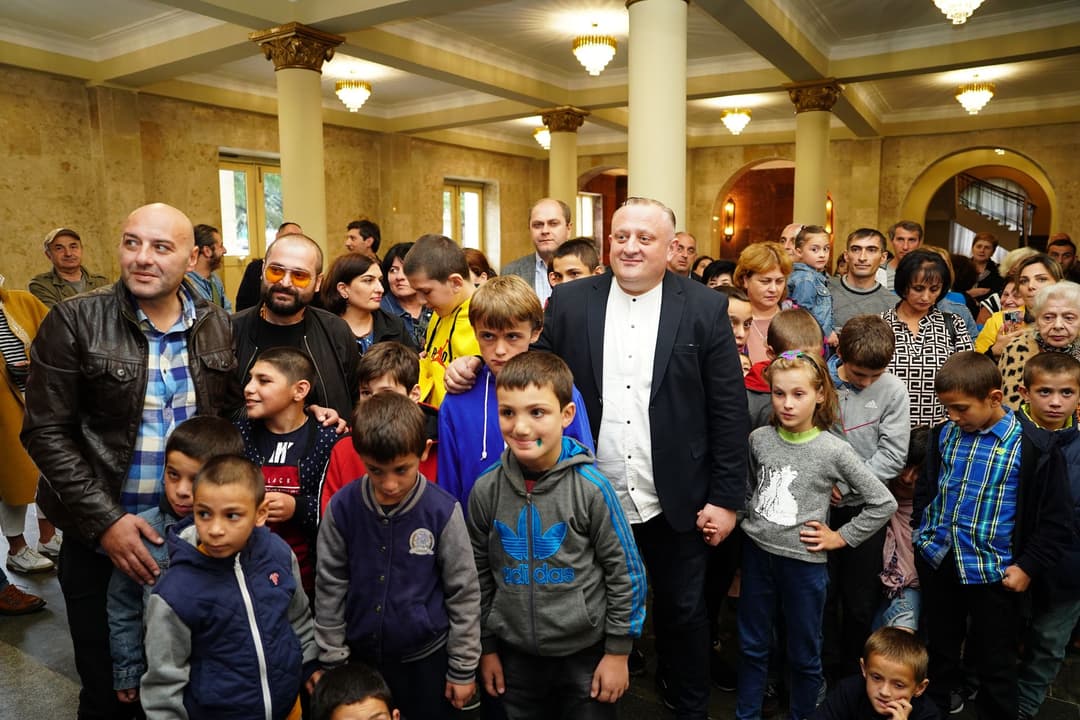 ჭიათურაში ახალი თოჯინების თეატრი პრემიერით გაიხსნა