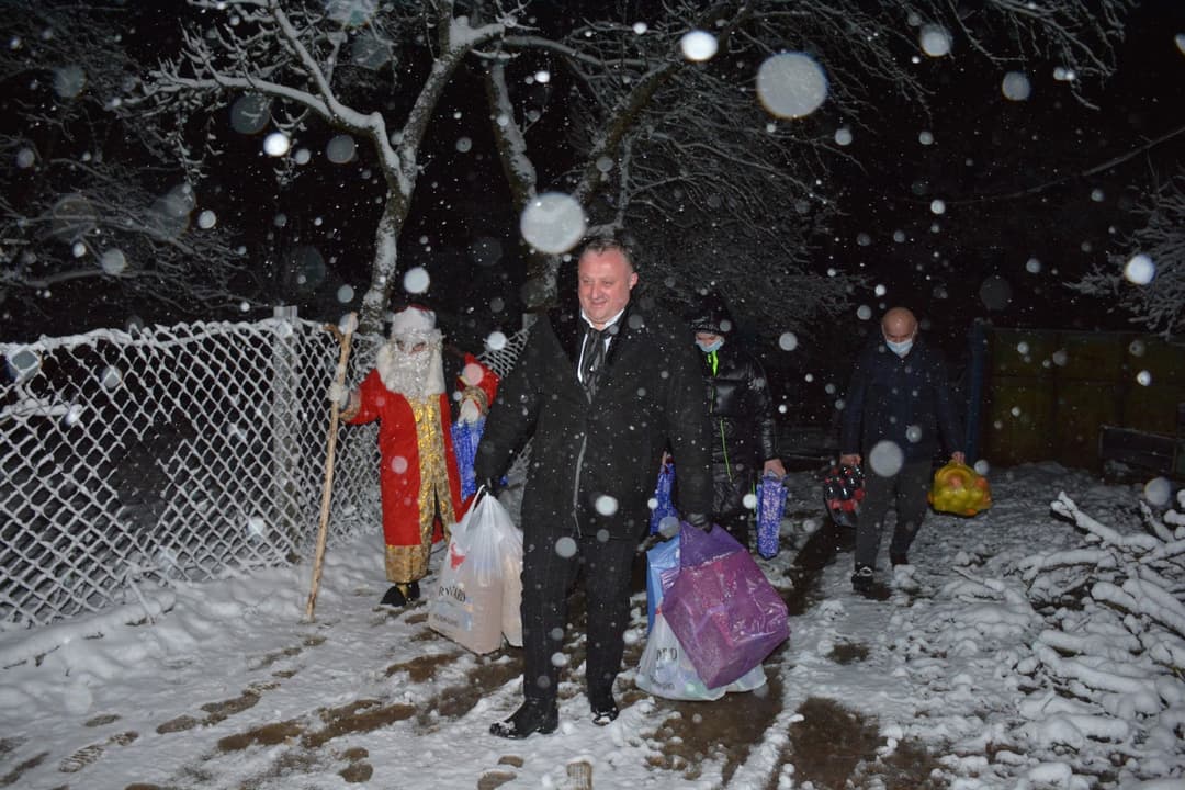 ჭიათურის მერმა ახალი წლის ღამეს პატარებს ოცნება აუსრულა