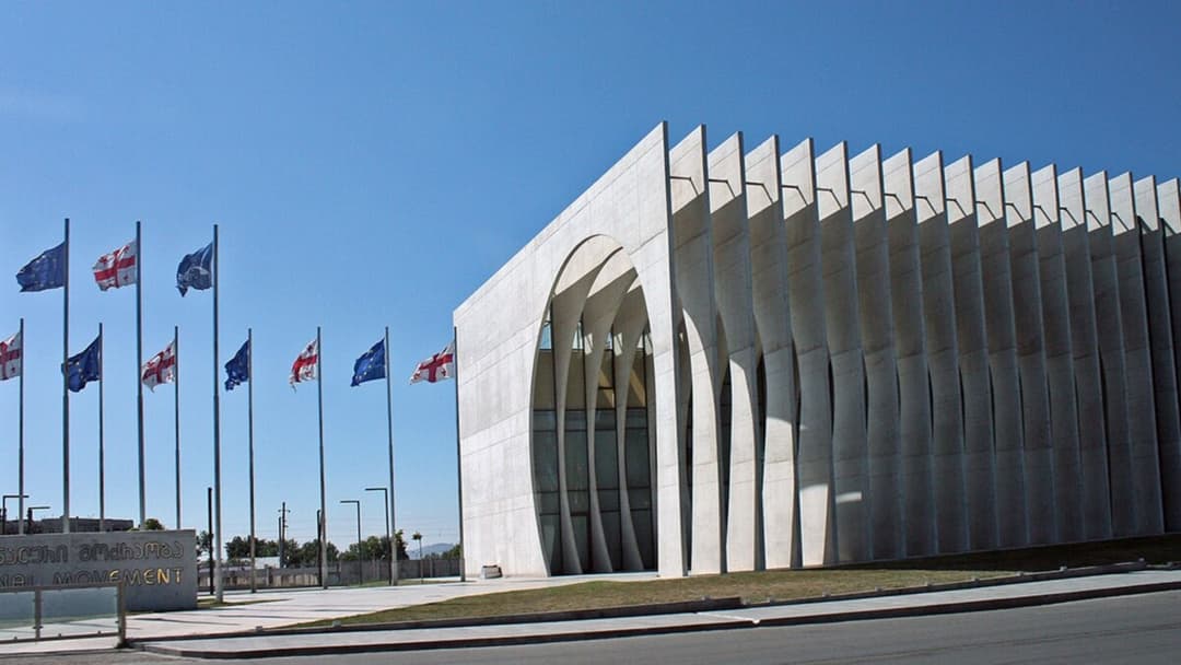 “ნაციონალური მოძრაობა” – გაუგონარია რას ემსახურება პოლიტიკური ოფისის არსებობა, სადაც შეკრებილები თავს “ნაციონალური მოძრაობის” წევრებად ასაღებენ და ამავდროულად ესხმიან მას