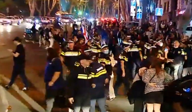 პარლამენტთან საპროტესტო აქცია განახლდა, გმირთა მოედანზე საავტომობილო გზა გადაკეტილია