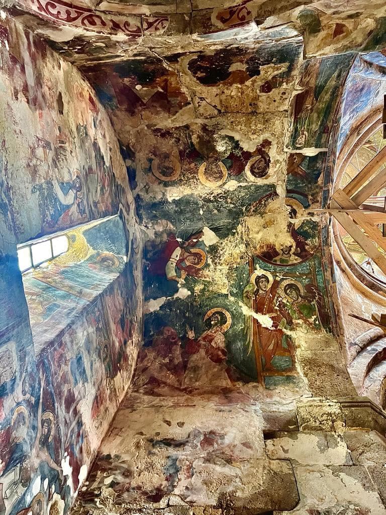 სოფელ სამებაში მიწისძვრების შედეგად ფიტარეთის მონასტერში ფრესკები ჩამოიშალა