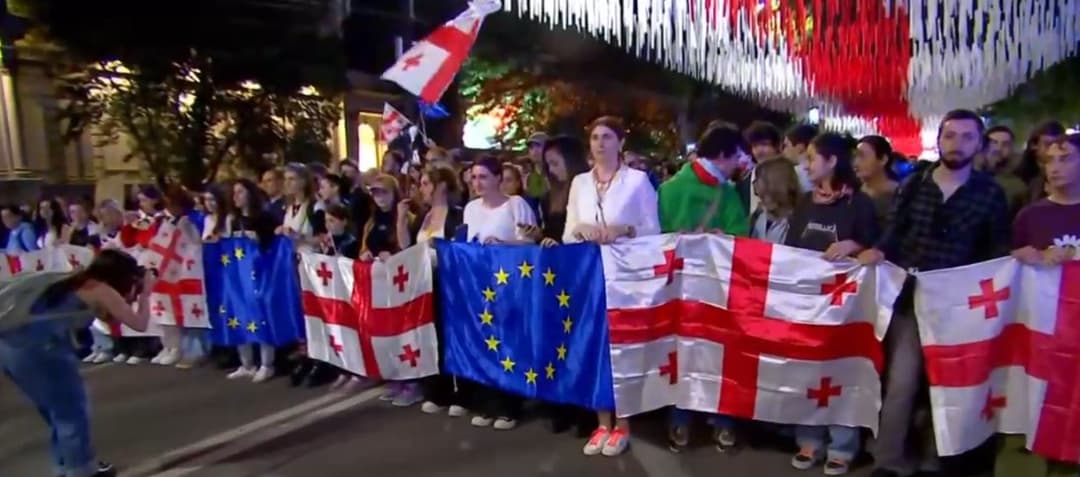 აქციის მონაწილეების ნაწილი პრეზიდენტის სასახლისკენ მსვლელობას მართავს