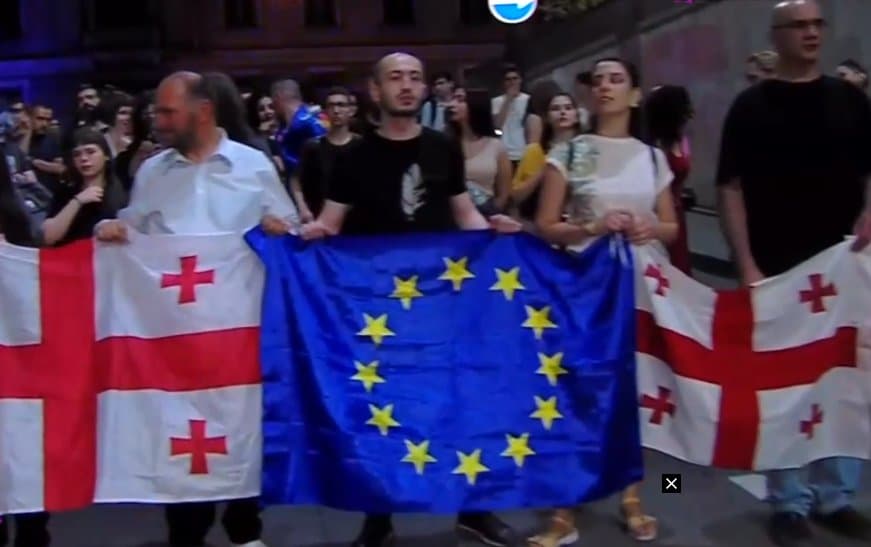 აქციის მონაწილეები “ქართული ოცნების” ცენტრალური ოფისის მიმართულებით მსვლელობას მართავენ