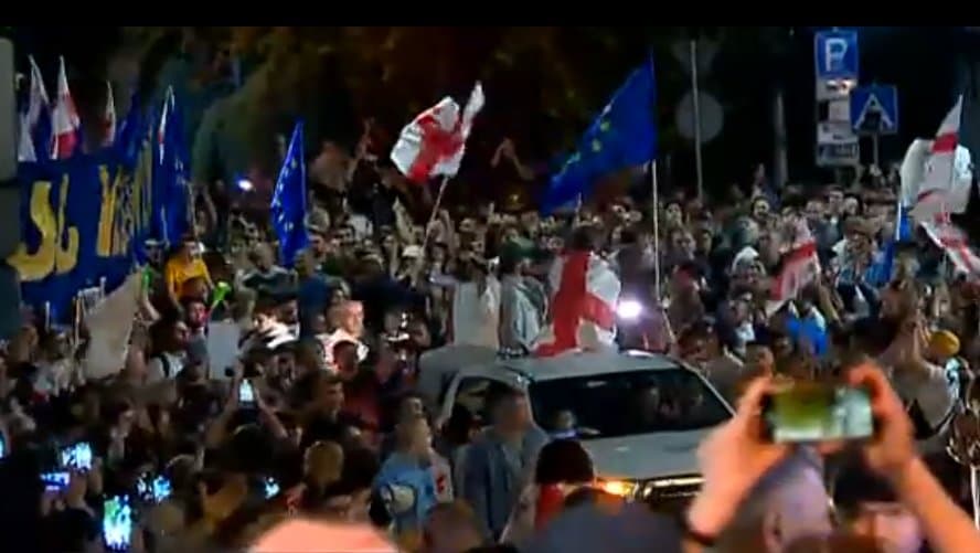 აქციის მონაწილეები მსვლელობით პარლამენტთან მივიდნენ