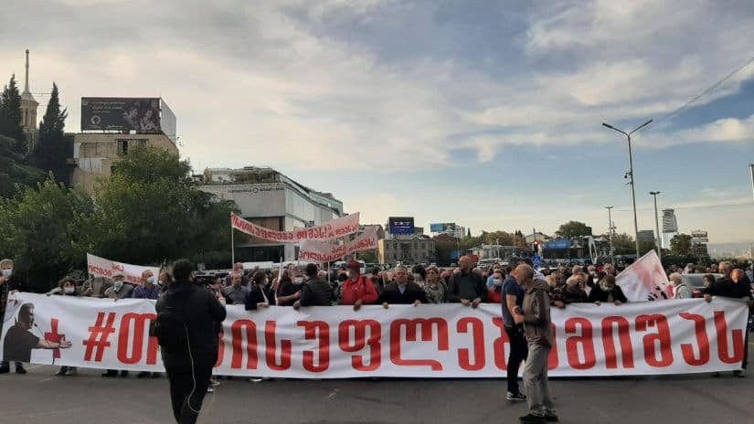 აქციის მონაწილეებმა თავისუფლების მოედანზე შეკრება დაიწყეს