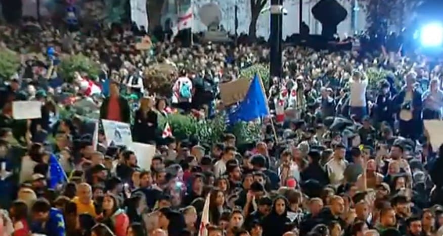 აქციის მონაწილეებმა მთავრობის კანცელარიასთან გადაინაცვლეს