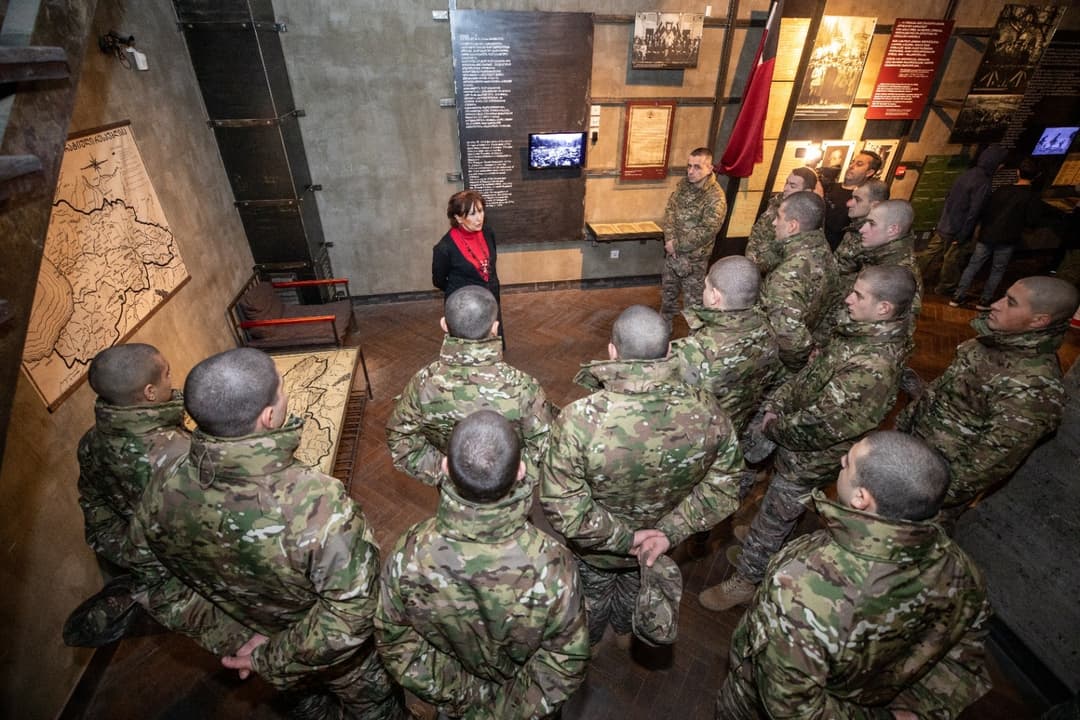 სამხედრო მოსამსახურეები საბჭოთა ოკუპაციის მუზეუმში იმყოფებოდნენ